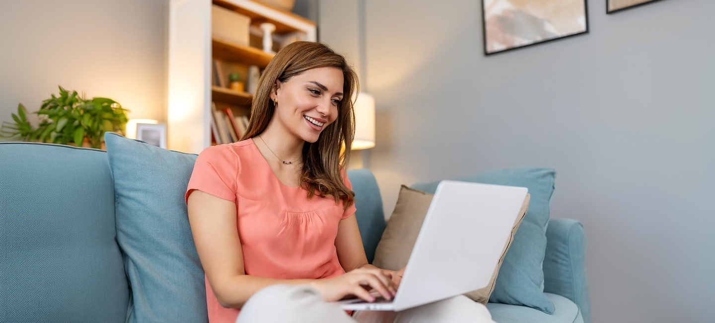 mujer conectada a Internet con el Router de Orange